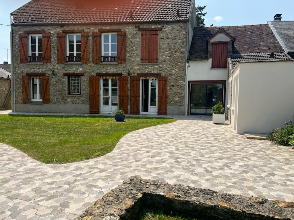ORPHIN , 8 mn de Rambouillet Belle maison familiale avec dé